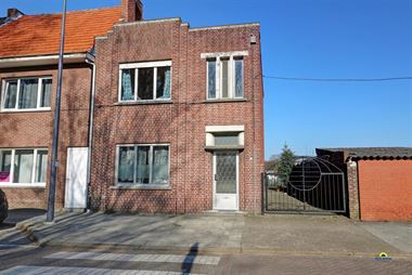 Half open woning met 3 slaapkamers rustig gelegen te Wuustwezel. De woning beschikt over een inkomhal, leefruimte met gaskachel, keuken, badkamer met ...