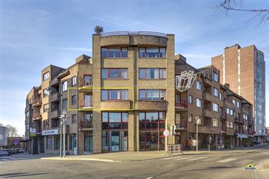 Instapklaar en ruim luxe-appartement op een 2de verdieping met prachtig zicht op de Grote Markt in Boom. Mooie inkomhal, ruime woonkamer, ingerichte k...