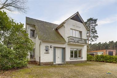 Charmante karaktervolle gezinswoning met o.a. 3 slaapkamers, grote lichte leefkeuken en woonkamer met houtkachel, op een perceel van 824 m² in het ce...