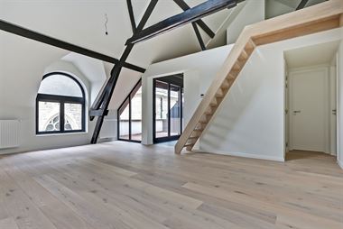 Perfect gerenoveerd duplexappartement met 2 tot 3 slaapkamers met zuiderterras van ca 10m² op TOPLOCATIE, gelegen in een parallelstraat van de Meir, ...