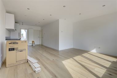 TE KOOP - WILRIJK - "Totaal" renovatie - appartement 1 slaapkamer met ruim terras.
Individuele nutsvoorzieningen - klein gebouw met slechts 2 apparte...