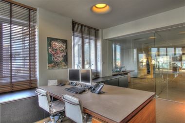 Uiterst luxueus penthouse kantoor met terras en magnifiek uitzicht over de Stad! Momenteel ingericht en in gebruik als luxueus kantoor met verschillen...