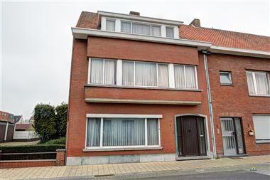 Op te knappen gezinswoning met o.a. 3 slpks en zonnig tuintje, op een rustige kindvriendelijke ligging in het centrum van Essen. EPC: 681 kWh/m² (vg,...