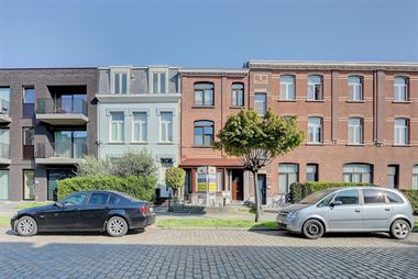 Opbrengsteigendom bestaande uit gelijkvloers studio met 1 slaapkamer en stadstuin alsook een duplex-appartement op verdieping één en twee.
Winkel...