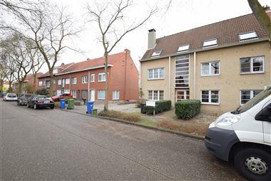 Ruim subliem duplex-dakappartement met 3 slaapkamers, twee badkamers, garage en oprijlaan op TOP locatie!
Ruime lichte leefruimtes.
Openbaar vervoer...