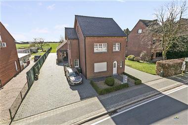 Opbrengsteigendom met 2 ruime appartementen en groot magazijn, mogelijk kangoeroewoning, op een perceel van ca 1.175 m², volledig vernieuwd en instap...