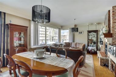 Zeer licht en perfect onderhouden meteen instapklaar 2-slaapkamer appartement met terrasje en kelder. Gelegen vlakbij winkels, scholen en openbaar ver...