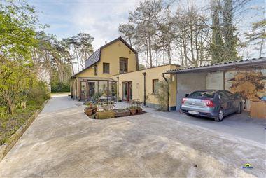Karaktervolle woning met veel lichtinval, gezellig en goed afgewerkt met duurzame en ecologische materialen op wandelafstand van Kattekesberg!
Een wo...