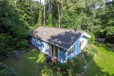 Perfect onderhouden gezellige chalet op een perceel van ca. 1.200m² in het woongebied met bosrijk karakter te Essen-Wildert. De woning is ingericht m...