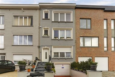Geheel in 2011/2012 gerenoveerd appartement op tweede verdieping met twee slaapkamers, functioneel bruikbaar terras (1.5m diep!) aan de achterzijde en...