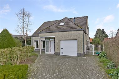 Verzorgde verrassend ruime gezinswoning op een perceel van 595m², rustig en kindvriendelijk gelegen vlakbij het centrum van Essen, met o.a. mooie lee...