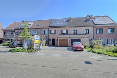 Woning met 4 slpks, zonnige tuin én garage in een rustige woonwijk.
Ideaal gelegen in een doodlopende straat nabij een groen speelplein, openbaar ve...