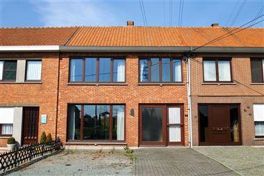 Af te werken rustig gelegen gezinswoning:
Rustig en landelijk gelegen op wandelafstand van het dorpscentrum, winkels, een school en openbaar vervoer....