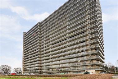 Zeer zonnig en ruim 3-slaapkamer hoekappartement met zonneterras (en mogelijk garagebox) op de 11de verdieping met een fenomenaal zicht over de Stad. ...