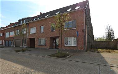 Gelijkvloers appartement met twee slaapkamers gelegen te Gooreind-Wuustwezel. Het appartement beschikt over een inkomhal, leefruimte met open keuken, ...