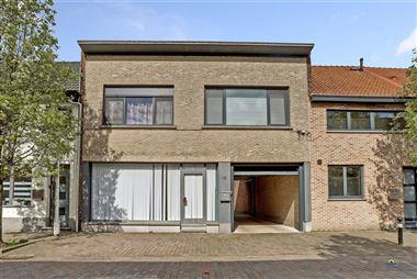 Woning met handelsruimte en 19 garageboxen in het centrum van Kruibeke.
Gunstig gelegen woning met vele mogelijkheden in een rustige straat in het ...
