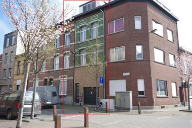 Te koop - Merksem - Woning huidig opgedeeld in 3 studio's van telkens +/- 32m² en ruime inpandige garage - stabiel en reeds voor langere periode verh...