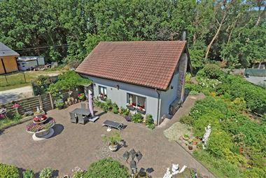 Charmante woning gelegen in het woongebied met bosrijk karakter te Wuustwezel. De woning beschikt over een ingerichte keuken, ruime leefruimte, badkam...