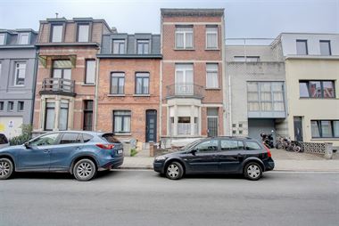 Eengezinswoning met 4/6 slaapkamers, ingerichte keuken, badkamer met ligbad, zeer aangename tuin - gelegen in een rustige enkelrichtingstraat.
Nabijh...