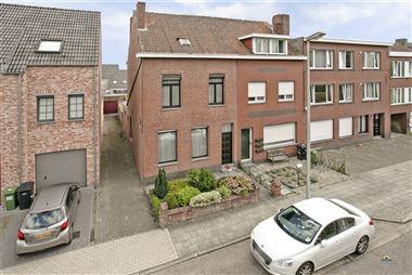Te renoveren gezinswoning met 5 slaapkamers, gelegen in centrum Essen, op een perceel van ca. 285m².
Deze woning is ingericht met een gezellige leef...