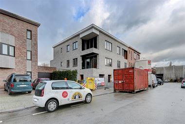 TE KOOP - HOBOKEN - Appartement met 1 slaapkamer en terras.
Ideaal gelegen nabij Hobokense Polders - Portugezenhoek, openbaar vervoer, winkels en inv...