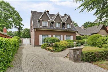 Vrijstaande villa op een toplocatie te Essen-Heikant met o.a. een ruime leefruimte, 3 à 4 slpks, veranda, garage, verzorgde tuin,... op een zuidwest ...
