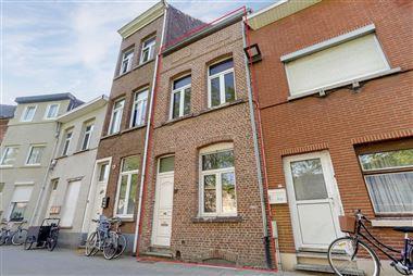 Licht op te frissen gesloten bebouwing met 4 slaapkamers nabij het centrum van Mechelen!
Indeling:
Ruime inkom met voorplaats die kan dienen als...