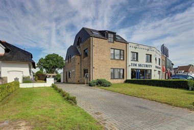 Te koop - Kontich - HOB gelijkvloers appartement met 3 slaapkamers, terras/tuin INCLUSIEF grote garagebox en 2 autostaanplaatsen.
Omschrijving:
...