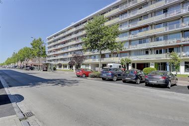 Goed onderhouden 2 slpk appartement met terras.
Gelegen nabij winkels, openbaar vervoer, winkels en invalswegen.
Omschrijving:
Inkomhal met tra...