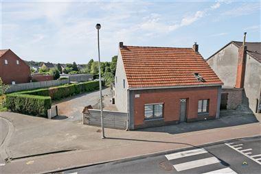 Woning die feitelijk opgesplitst is in 2 wooneenheden gelegen te Wuustwezel. De woning beschikt over een gezamenlijke inkomhal, 2 leefruimtes, 2 badka...