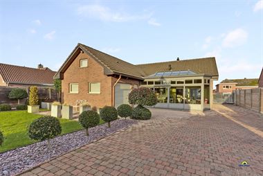 Prachtig huis te koop vlakbij het centrum van Brecht. Deze vrijstaande woning beschikt over een inkomhal, ruime leefruimte met kachel, gezellige veran...