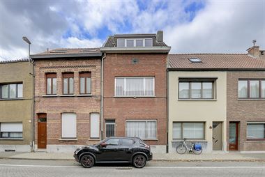 Te renoveren woning met 4 slpks, tuin te Hoboken.
Zeer ruime garage mogelijks bij aan te kopen voor 39.000 euro.
Gelegen nabij centrum Hoboken, met ...