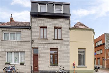 Huis te koop - Merksem - op te frissen / te renoveren ééngezinswoning met 3 volwaardig ruime slaapkamers, grote keuken en badkamerruimte, kelderberg...