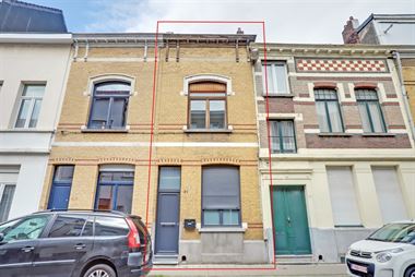 Op te frissen burgerwoning met 3 slaapkamers in een rustige straat. Zeer centraal en rustig gelegen met goede verbinding naar Antwerpen-centrum en Rin...