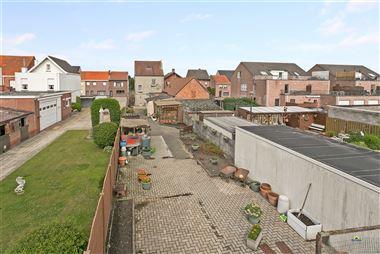 Op te frissen woning centraal gelegen te Brecht. De woning beschikt over een inkomhal, toilet, badkamer, leefruimte, keuken, berging, 3 slaapkamers, m...