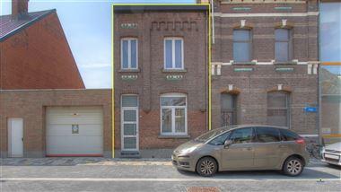 Te koop : Gerenoveerde woning in een rustige buurt, buiten de stadsrand met 3 slaapkamers én terras. De woning telt 3 verdiepingen : gelijkvloers : e...
