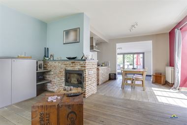 Groot half open huis op 874 m² grond te koop in het centrum van Wuustwezel. De woning beschikt over een inkomhal, gezellige leefruimte met open keuke...