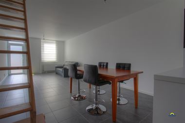 Te koop : Grotendeels gerenoveerde starterswoning in een rustige wijk maar toch vlakbij het centrum. Het gelijkvloers werd volledig gerenoveerd volgen...