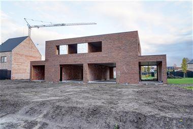 Prachtige halfopen nieuwbouwwoning gelegen in een rustige en kindvriendelijke buurt te Gooreind-Wuustwezel. De woning beschikt over een inkomhal, 2 to...