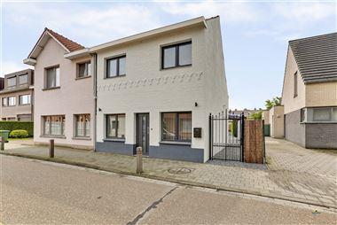 Sublieme, totaal gerenoveerde, energiezuinige half-open bebouwing met 3 slaapkamers!
De woning heeft een ruime tuin met een zij-ingang.
Rustig gel...