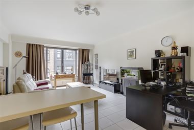 Perfect gerenoveerd 1-slaapkamer appartement op TOPLOCATIE, gelegen in een parallelstraat van de Meir, vlakbij het heraangelegde Operaplein, op wandel...