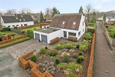Instapklare charmante gezinswoning met o.a. riante lichte leefruimte, 3 à 4 slpks, dubbele garage en verzorgde zonnige tuin,... op een perceel van 94...
