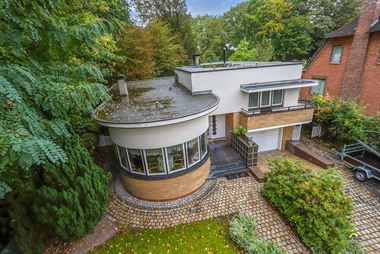 Prachtige authentieke Art-Deco villa op een terrein van 590m²!
De woning is centraal gelegen, nabij winkels, scholen, openbaar vervoer, station en...