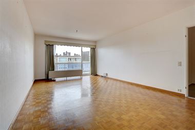 Appartement te koop met twee slaapkamer en garage in Hoboken.
Dit appartement is gelegen op de derde verdieping van een gebouw in de Weerstandlaan ...