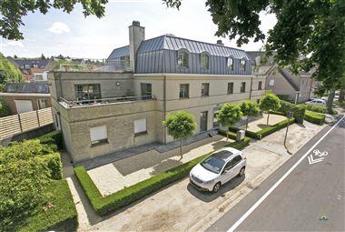 Prachtig appartement (ca 123m²), gelegen in het centrum van Heide!
Dit appartement is ingericht met een ruime woonkamer, een volledig ingerichte ke...