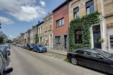 Te renoveren woning met 4 slpks en betegelde tuin in een enkelrichtingstraat.
Gelegen nabij de winkelstraat 'Abdijstraat', scholen en openbaar vervoe...