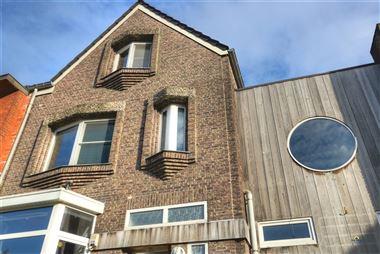 Een unieke karaktervolle cottage- / Art Decowoning te koop in het centrum van Hoogstraten op 955 m²! Het betreft een charmant maar op te frissen pand...