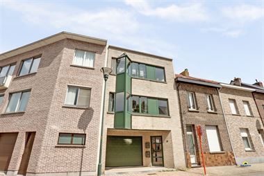Te koop : Opbrengsteigendom bestaande uit twee appartementen en garage. Op het gelijkvloers bevindt zich de garage waar plaats is voor minstens drie w...
