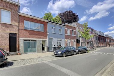 Woning met 2 slpks en leuke tuin aan het Steytelinckpark en De Bist!
Omschrijving:
Inkomhal met trap.
Vooraan vinden we de leefkamer, ingedeeld...