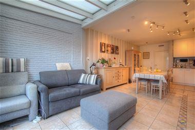 Instapklare woning met 3 slaapkamers. We betreden de woning via de inkomhal. Vooraan de woning op het gelijkvloers vinden we de eerste slaapkamer van ...